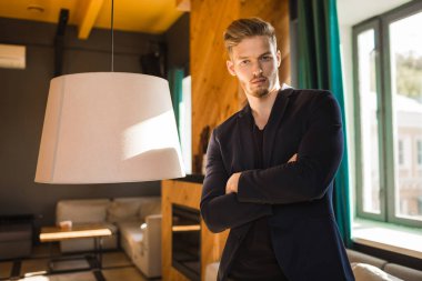 Başarılı genç sarışın adam modern bir çatı katında, nargile.