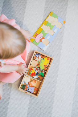 Eğitici oyunlarla oynayan bir çocuk