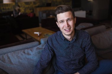 Genç adam modern bir kafede.