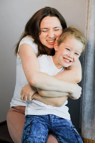 Μια μητέρα αγκαλιάζει το παιδί της — Φωτογραφία Αρχείου
