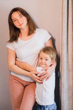 Bir anne çocuğuna sarılır