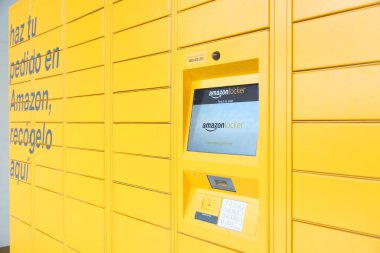 Amazon Locker istasyonu ve Barselona, Katalonya 'da logosu olan ekranı aldı. Düzenleyicinin metni için boş kopyalama alanı.