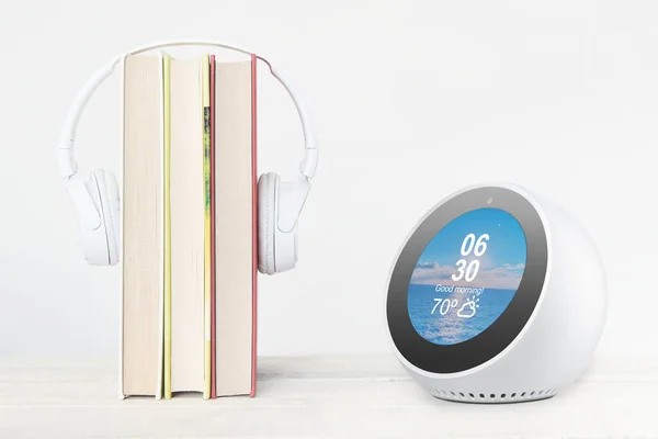 Altavoz Inteligente Amazon Alexa Dot Dispositivo Junto Algunos Libros Auriculares Imagen De Stock