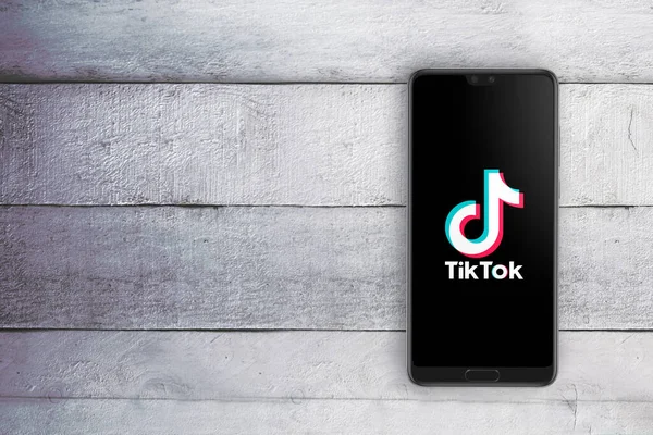 Aplicativo Tiktok Execução Smartphone Mesa Madeira Branca Com Espaço Cópia — Fotografia de Stock