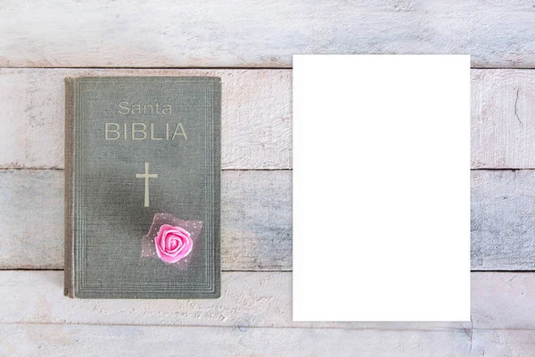 Священная Библия Словом Biblia Испанском Языке Крестовым Знаком Цветочным Украшением — стоковое фото