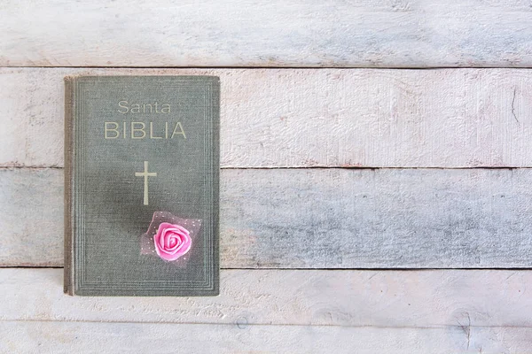Священная Библия Словом Biblia Испанском Языке Украшением Розового Цветка Деревянном — стоковое фото
