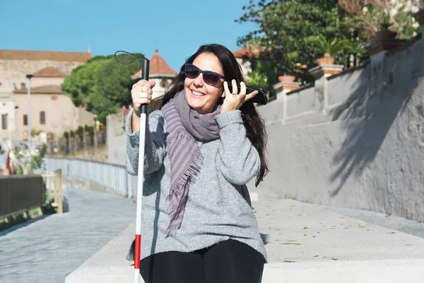 Beyaz Bastonlu Kör Kadın Bazı Mesajları Dinlemek Için Akıllı Telefon — Stok fotoğraf