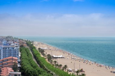 Calella de Mar deniz cephesinin panoramik manzarası, marina ve sahil. Katalonya, İspanya 'da Akdeniz turizmi Editörün içeriği için boş kopya alanı.