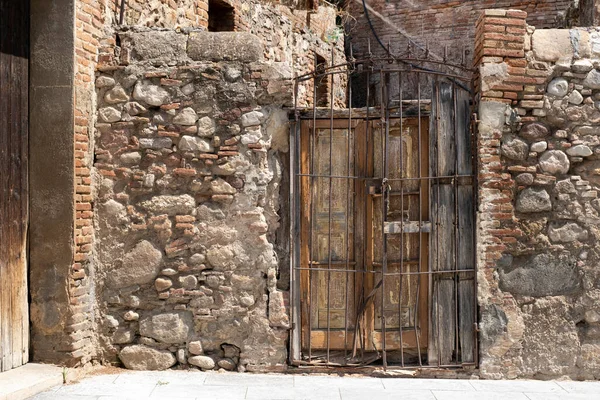 Stone Wall Rural Building Damaged Old Wooden Door Travel Destination — Stock Photo, Image