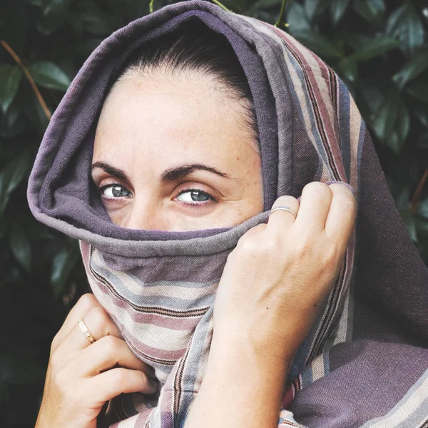 Keffiyeh başörtüsü takan mavi gözlü bir kadının portresi. Din ve kültürler.
