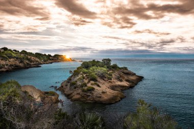 Ametlla de Mar, Tarragona 'daki Illot Sahili ve Koyu. Düzenleyicinin metni için boş kopyalama alanı.