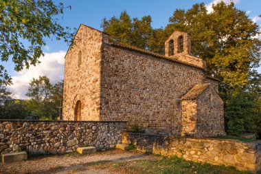Saint Mary Hermitage, Barcelona 'nın küçük bir köyünde. Yer imi binası, hiç insan yok ve Düzenleyicinin içeriği için boş kopya alanı.