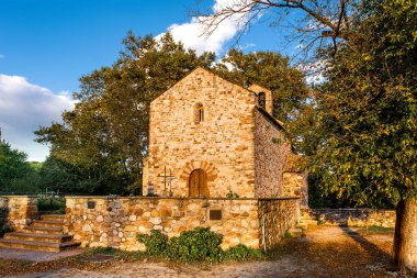 Saint Mary Hermitage, Barcelona 'nın küçük bir köyünde. Yer imi binası, hiç insan yok ve Düzenleyicinin içeriği için boş kopya alanı.