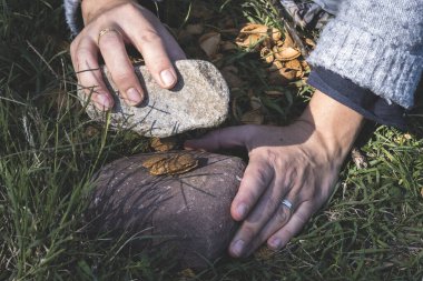 Kadının elleri iki taş kullanarak limon soyuyor.. 