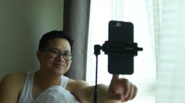 Coronavirüs salgınını korumak için sosyal mesafeli kavram akıllı telefon kullanarak Vdo-Call 'u kullanarak kız arkadaşınla konuş. Güçlü kayıp sevgili ama sadece konuşma ekranı