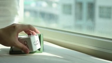 Yeni gün için el değiştiren beyaz ahşap takvim bloğu. Tatlı pembe yatakta, modern pencereden gelen taze sabah ışığı, konsept hayat motivasyonunu başlatır.