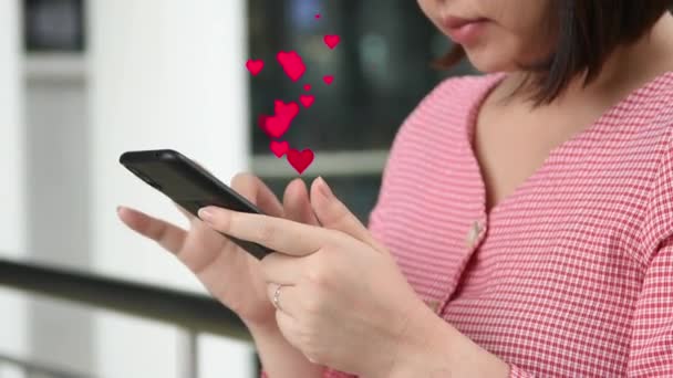 Азиатская Красивая Женщина Использовать Смартфон Красным Значком Сердца Экрана Социальной — стоковое видео