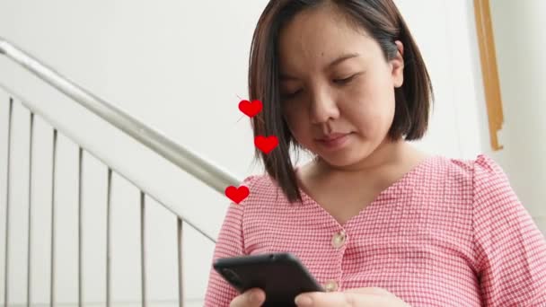 Asiatique Belle Femme Utiliser Smartphone Avec Coeur Rouge Icône Écran — Video