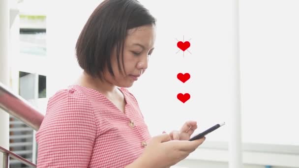 Ασιατική Όμορφη Γυναίκα Χρησιμοποιούν Smartphone Κόκκινο Εικονίδιο Καρδιά Από Κοινωνικό — Αρχείο Βίντεο