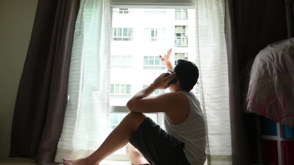 社会异化观念通过与朋友的电话对着房间 公寓楼的窗户 在自然新鲜的晨光下保护考拉韦病的爆发 — 图库视频影像