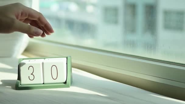 Mão Mudando Bloco Calendário Madeira Branca Para Novo Dia Cama — Vídeo de Stock