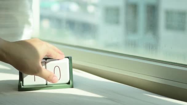 블록을 옮겨서 새파란 침대에 현대식 창문에서 조명을 개념은 부여를 — 비디오