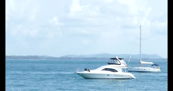 Barco Velocidad Blanca Para Viajar Mar Azul Frescura Luz Natural — Vídeos de Stock