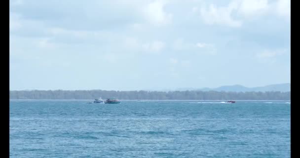 朝の新鮮な青い海での旅行のための白いスピードボート自然光 — ストック動画