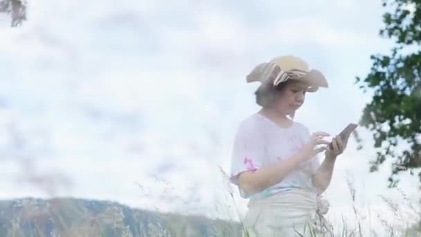 アジアの美しい女性は 自然の草の花で深いデジタルデトックス呼吸します コンセプトは 社会的距離のための隔離を完了します新しい通常 — ストック動画