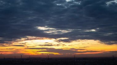 4K Time hızlandırılmış günbatımı gün doğumu ve güzel alacakaranlık bulutlu mavi ve sarı gökyüzü harika zihne akıyordu. Yağmurlu iyi akşamlar ve iyi günler..