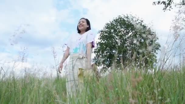 Azjatycka Piękna Kobieta Oddycha Głęboko Cyfrowy Detox Naturze Trawy Kwiaty — Wideo stockowe