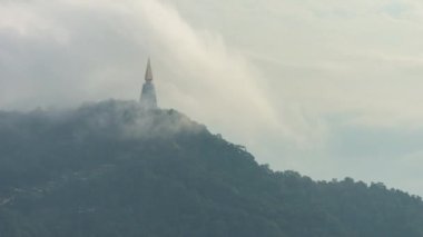 Zaman su gibi akıp gidiyor. Tayland 'da yüksek mevsim seyahatleri için Buda tapınağını geçiyor.