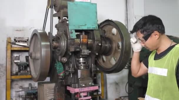 Ingeniero Asiático Quita Casco Las Gafas Seguridad Para Descansar Relajadamente — Vídeo de stock