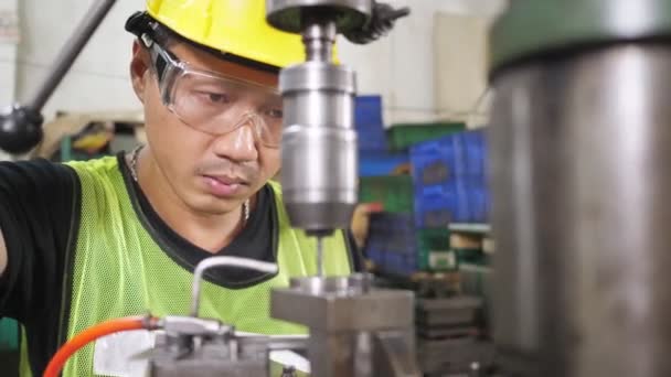 Gros Plan Concentrant Travailleur Asiatique Faire Fonctionner Machine Forage Porter — Video