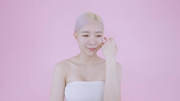 Asiatisk Kvinna Finger Mjuk Vidröra Ansikte Hud Genom Att Falla — Stockvideo