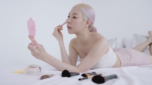 Beauty Blocker Hezká Asijská Žena Tvoří Luxusní Měkké Zarudnutí Pro — Stock video