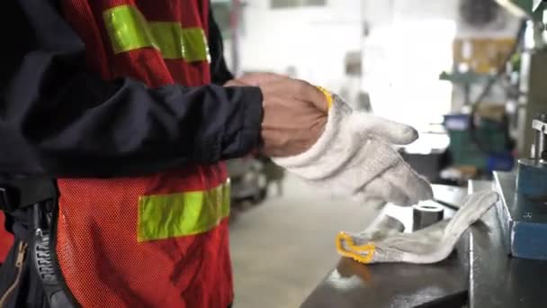 Nahaufnahme Asiatischer Arbeiter Mann Trägt Weißen Schutzhandschuh Mit Orangefarbenen Und — Stockvideo