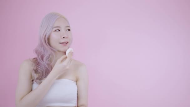 Asiatiske Kvinner Utgjør Kraftig Pulver Med Kopiplass Kundeannonsering Moderne Blond – stockvideo