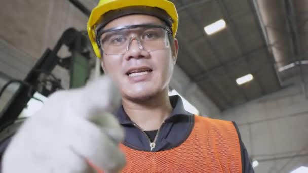 Teknik Direktör Asyalı Çılgın Çalışan Başarısız Işten Şikayetçi Metal Üretiminde — Stok video