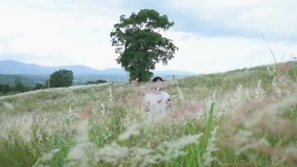 Selfie Smartfon Krajobrazem Natura Białe Różowe Kwiaty Trawy Tle Górskim — Wideo stockowe