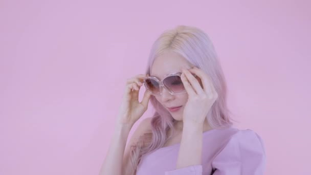 Mujer Asiática Joven Con Gafas Sol Moda Besándose Delante Cámara — Vídeo de stock