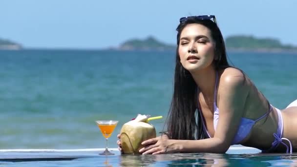 Tan Asiatisk Sexig Kvinna Blunda Koppla Poolen Havet Stranden Med — Stockvideo