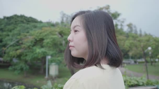 Ázsiai Pihentető Mély Lélegzetet Friss Levegő Szabadtéri Parkban Esős Lassú — Stock videók
