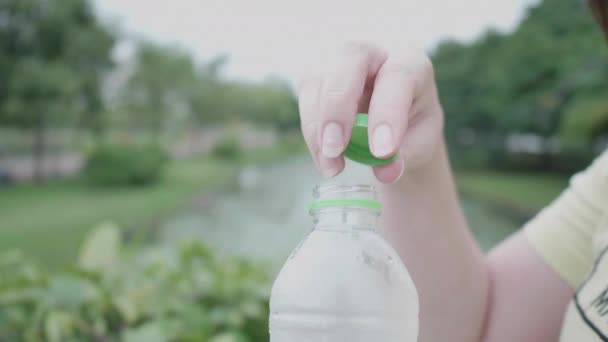 Agua Potable Mujer Asiática Que Relaja Parque Fresco Aire Libre — Vídeo de stock