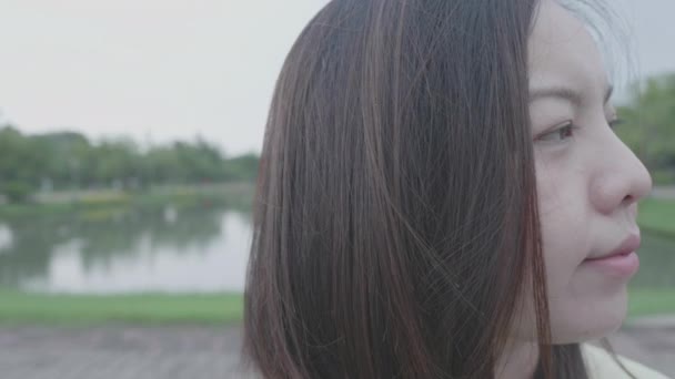 Zblízka Asijské Žena Relaxaci Čerstvém Venkovním Parku Pomalým Pohybem Větru — Stock video