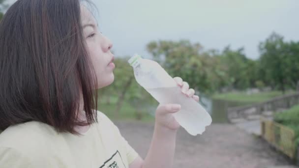 Pití Vody Asijské Ženy Relaxovat Čerstvém Venkovním Parku Deštivém Pomalým — Stock video