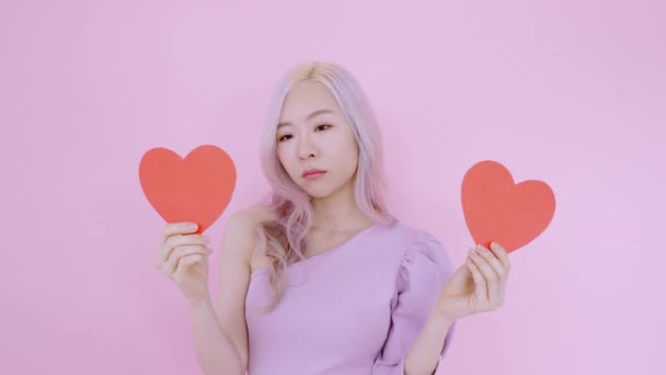 Womanizer Asijský Model Výběru Dvou Červených Srdcí Vyhodit Špatné Srdce — Stock video
