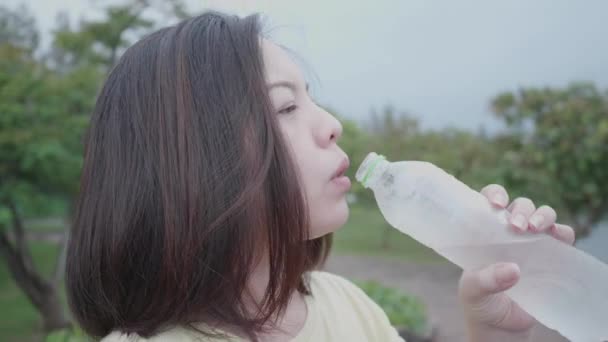 Agua Potable Mujer Asiática Que Relaja Parque Fresco Aire Libre — Vídeo de stock