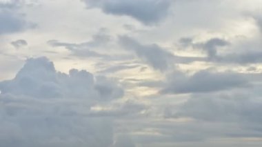 Zaman su gibi akıyor ve güzel alacakaranlık yumuşak, bulutlu mavi ve sarı gökyüzü muhteşem zihne akıyordu. Rainny iyi akşamlar ve iyi günler.