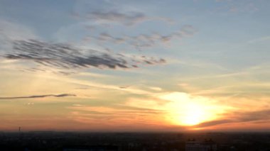 Zaman su gibi akıyor ve güzel alacakaranlık yumuşak, bulutlu mavi ve sarı gökyüzü muhteşem zihne akıyordu. Rainny iyi akşamlar ve iyi günler.